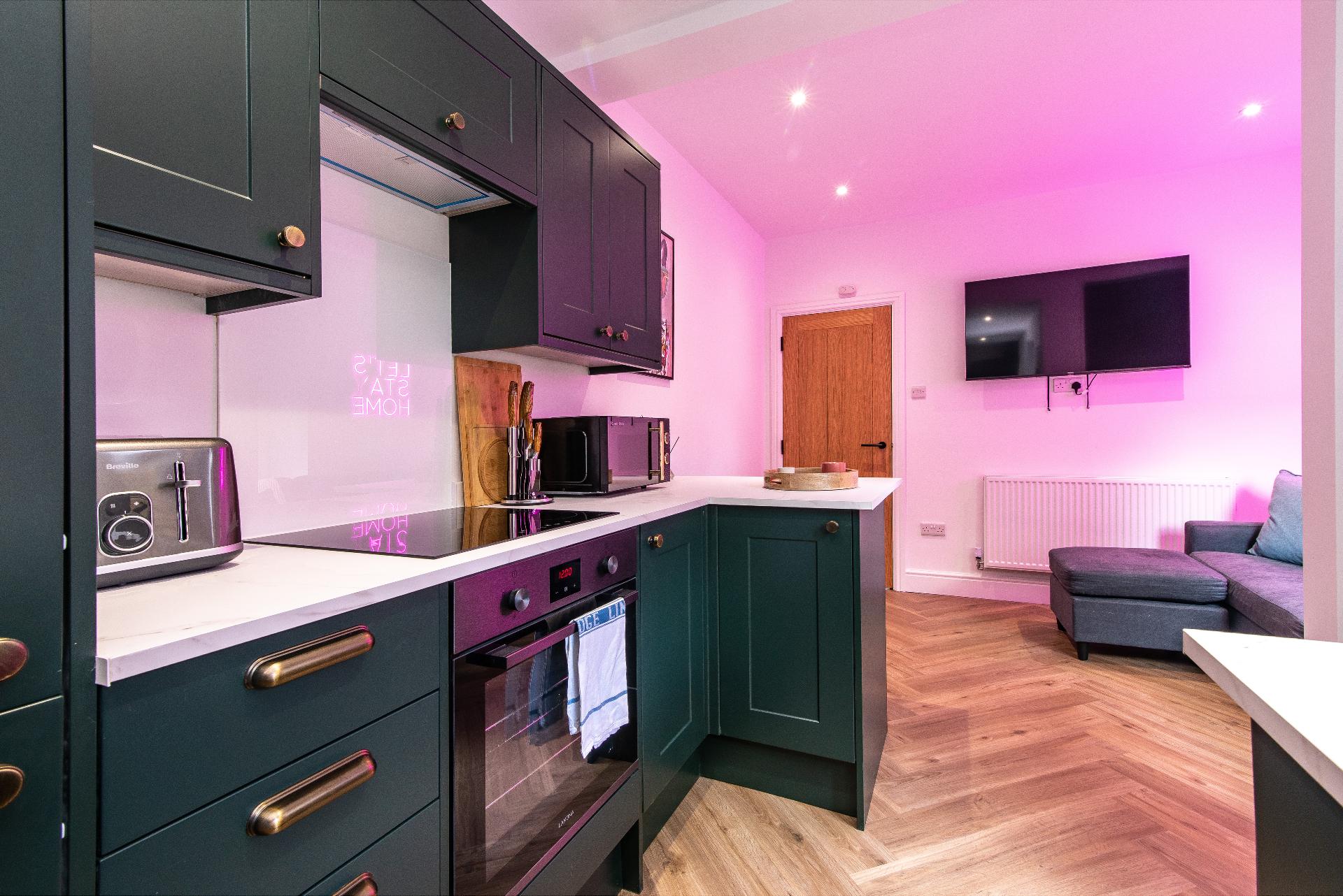 Three-bedroom furnished crew townhouse in Manchester with driveway